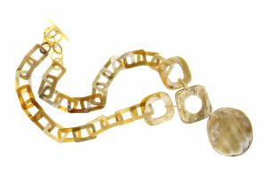 COLLANA IN CORNO CHIARO STRIATO COD. 3941
