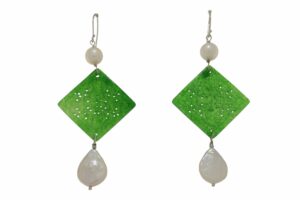 ORECCHINI IN ARGENTO CON GIADA INCISA E PERLE DI FIUME. COD. GREEN FWP