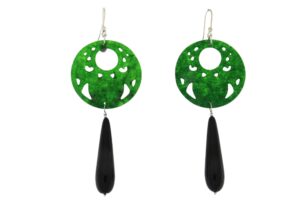ORECCHINI IN ARGENTO CON GIADA INCISA E GOCCIA NERA. COD. TONGREEN